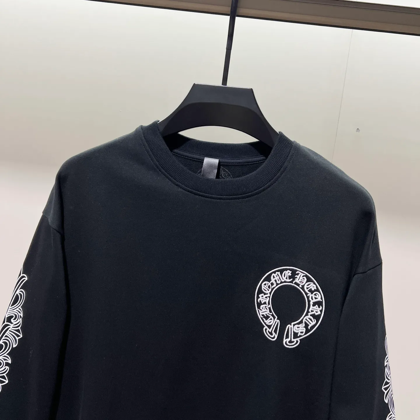 P220 chrome hearts/Chrome Hearts 420g pure cotton round neck sweatshirt, front and rear sleeves, horseshoe Sanskrit letters LOGO embroidery🪡 logo, official synchronization, 1:1 original mold opening, fashion personality, versatile trend, pure original quality, original washed fabric, tag, collar label, washed wheat, complete three standards, color: black, white. Size: XS-L